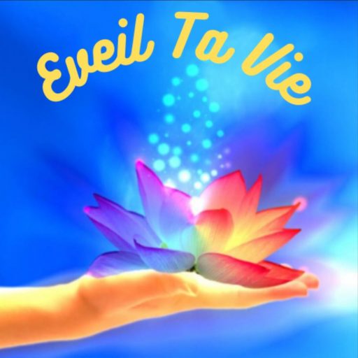 Une fleur de lotus au couleur des 7 chakras, d'où sort des étincelles lumineuses qui montent vers le ciel, où est inscrit Eveil Ta Vie