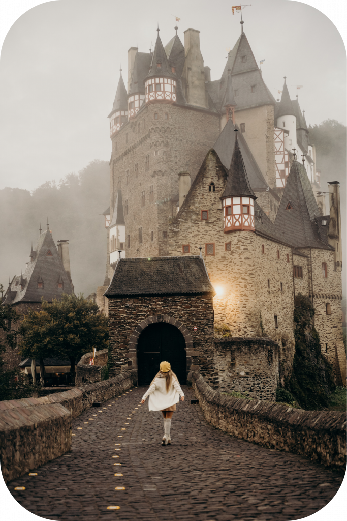 Une femme qui est sur le chemin d'exploration de son château intérieur